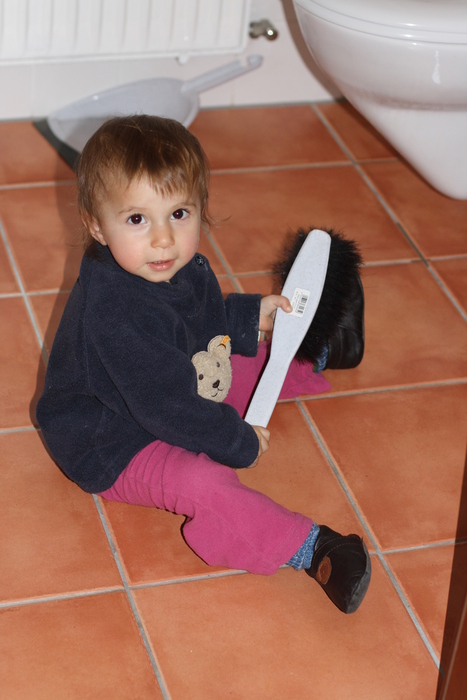 Antonia beim Putzen