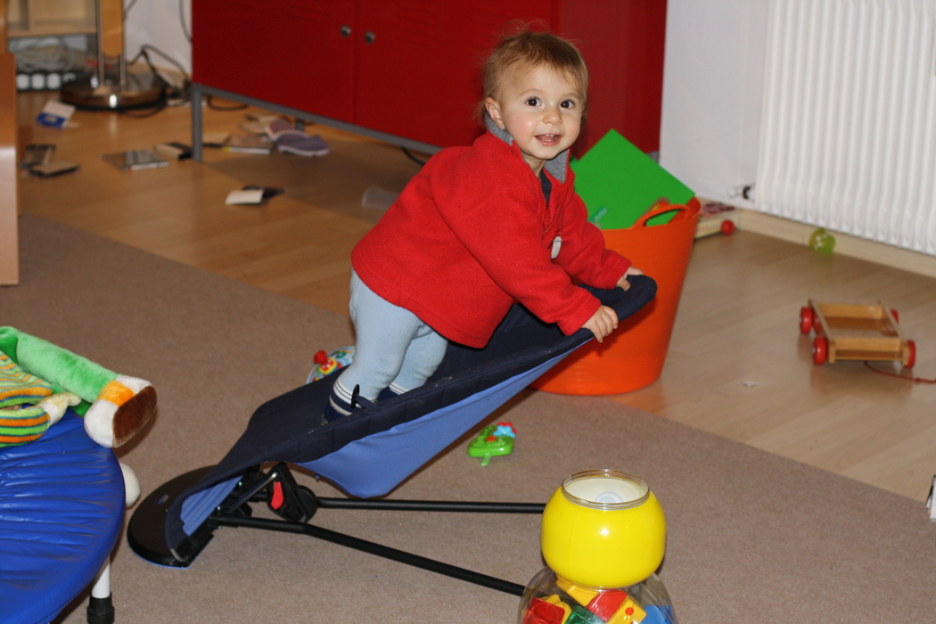 Mit der Babywippe l&auml;sst sich gut spielen