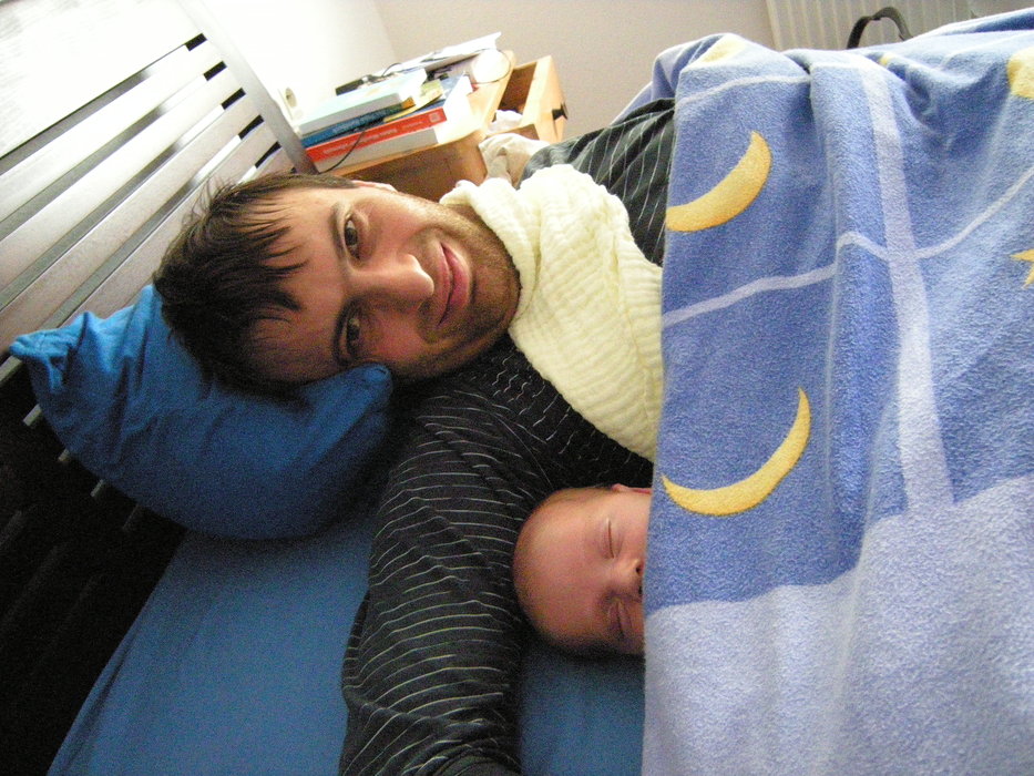 Papa und Antonia stecken unter einer Decke