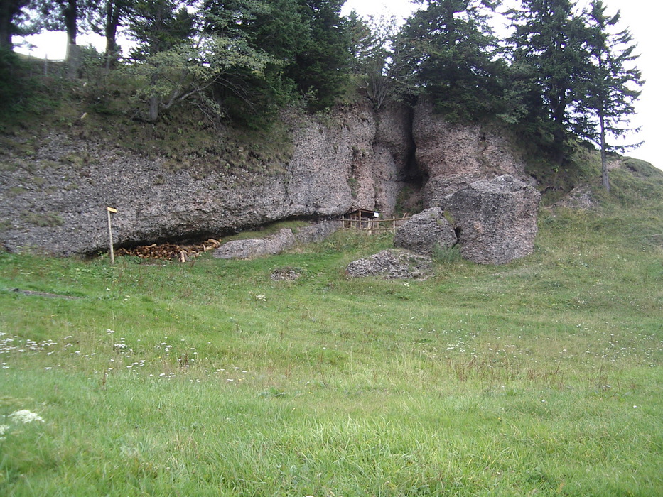 Schner Grillplatz beim Schwingplatz, Holz liegt a...