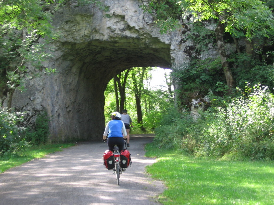 ...durch Tunnel...