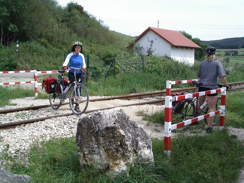 Radweg kreuzt Bahn immernoch im Lauchertal