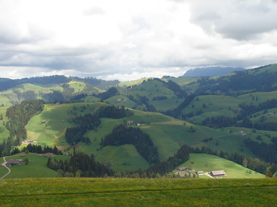 irgendwo dahinten ist das Emmental, wo die Emme fl...