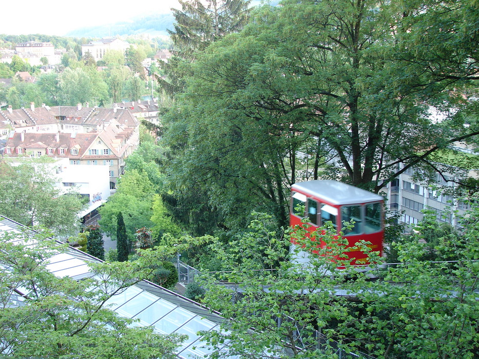 ...per Drahtseilbahn