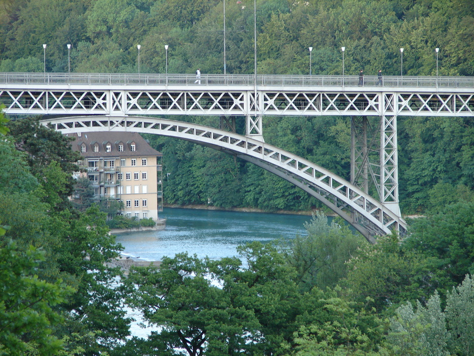 die Aare ist sehr schön blau