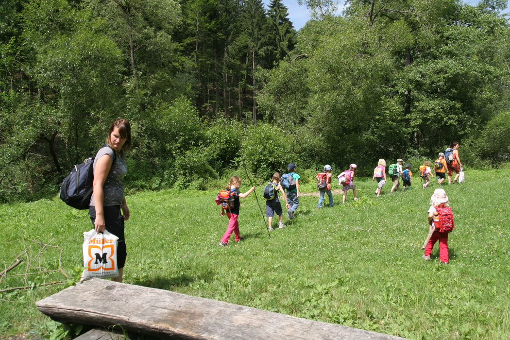 Kindergartenausflug zum Bach