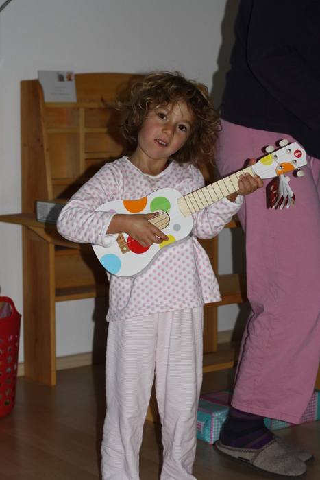 Antonia mit der Ukulele...