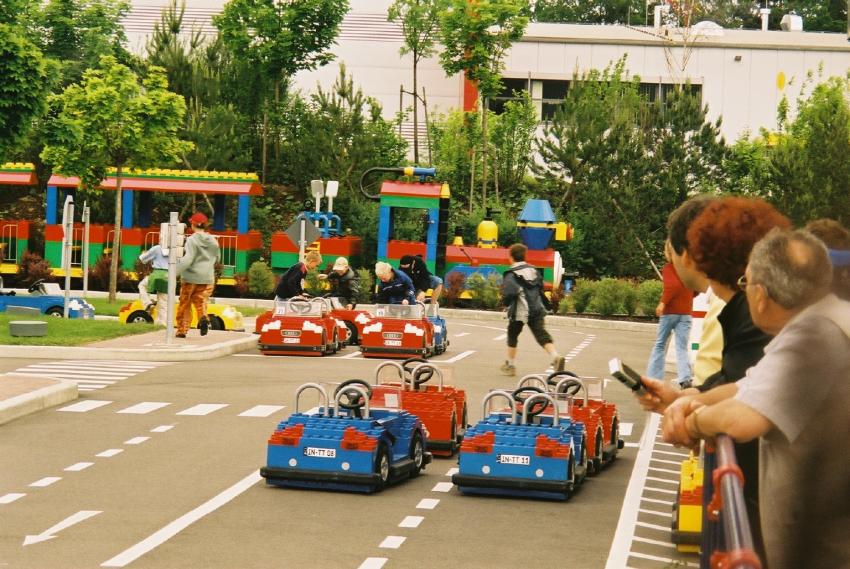 Simon sucht sich sein Auto aus