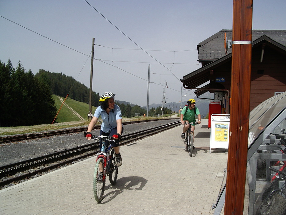 ...an der Bahnstation Les Pléiades bekommen...