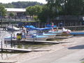 Ruth und Markus begutachten schon mal Motorboote a...