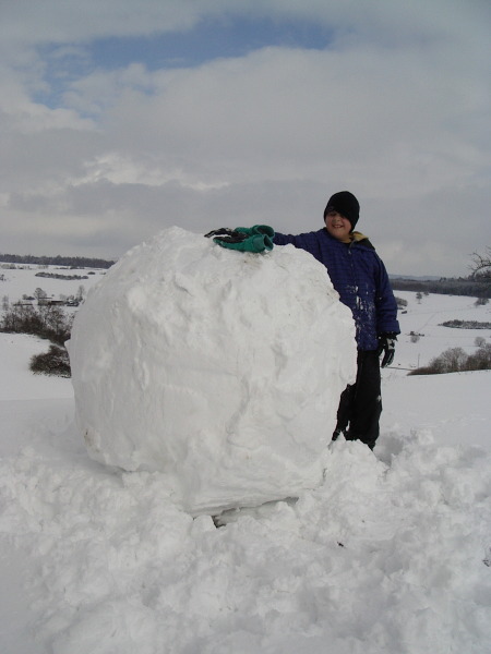 ...ein riesiger Schneeball!